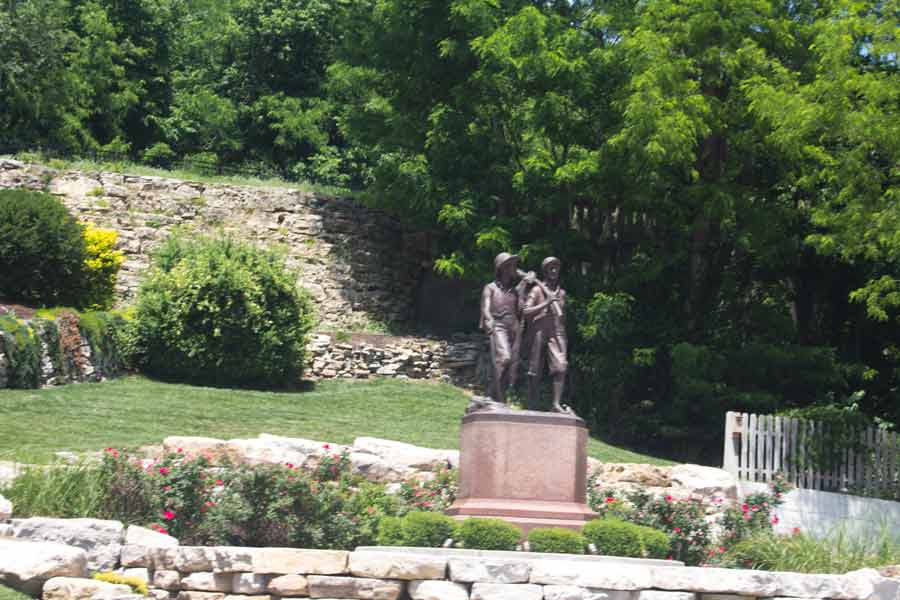 A statue of Tom Sawyer and Huck Finn