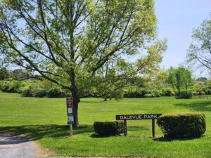 Dalevue Park sign.