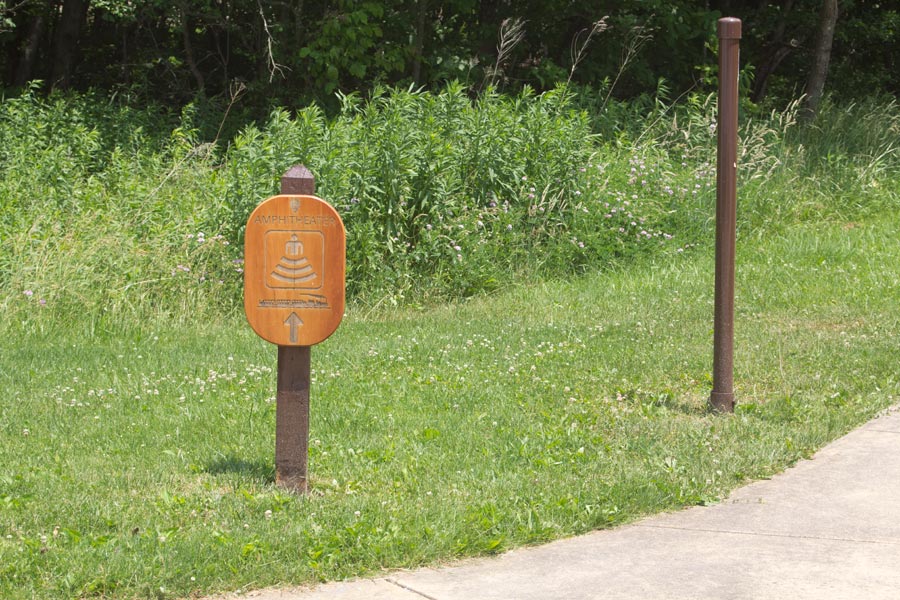 sign to amphitheater.