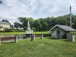 fountain in middle of the pond.